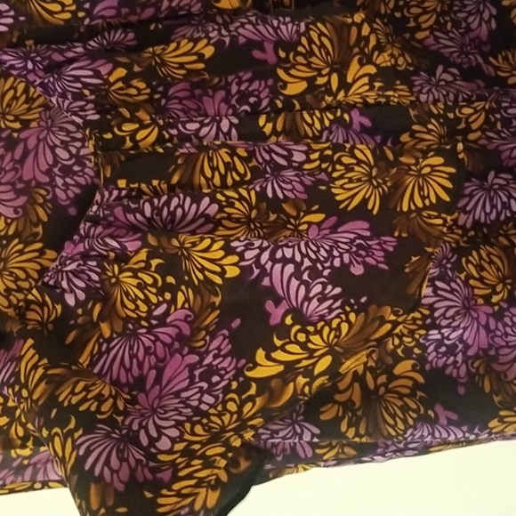 Urban Outfitters silk Top with frails at the neck - Picture 7 of 9